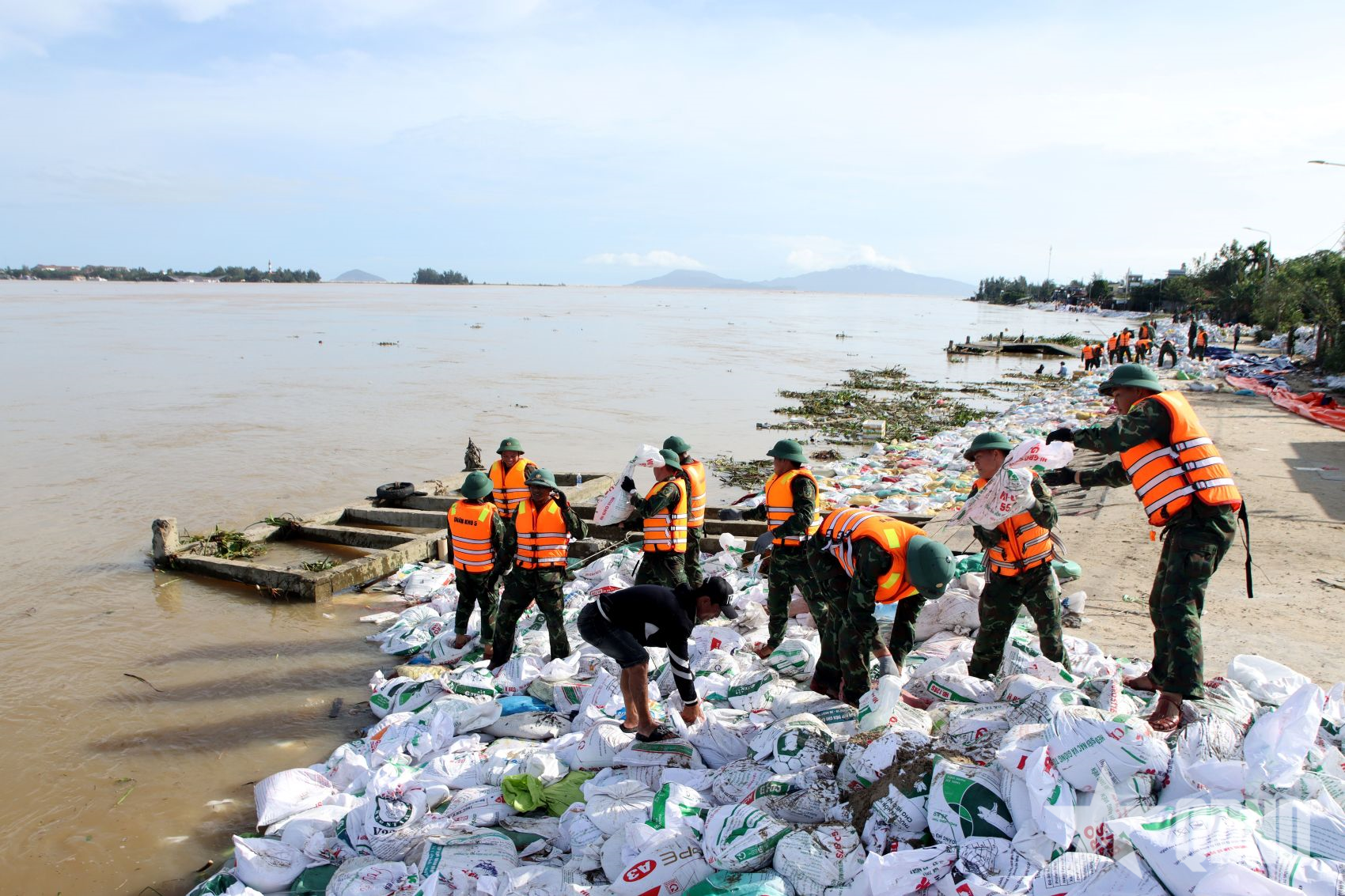 Trong gian khó, thêm sáng đẹp tình quân dân